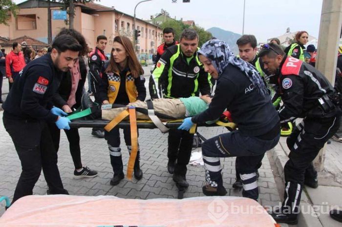 Yaya geçidindeki çocuğa otomobil çarptı!