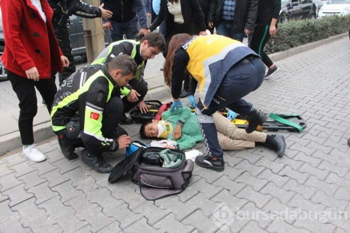 Yaya geçidindeki çocuğa otomobil çarptı!