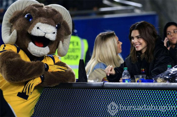 Lakers-Spurs maçında Kendall Jenner süprizi