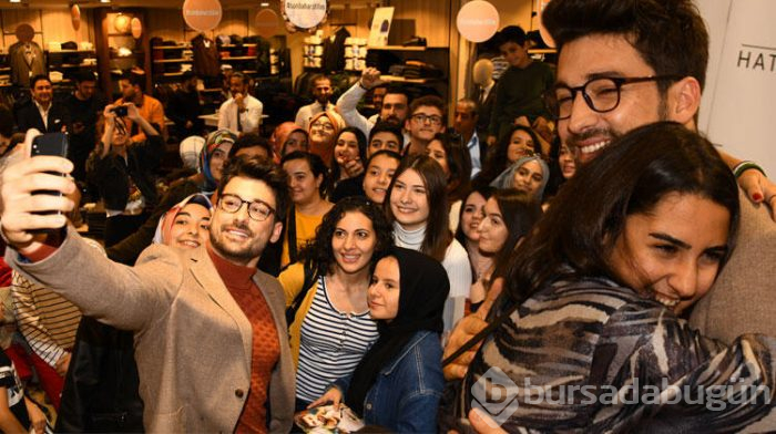 Alp Navruz, sevenleriyle bir araya geldi.
