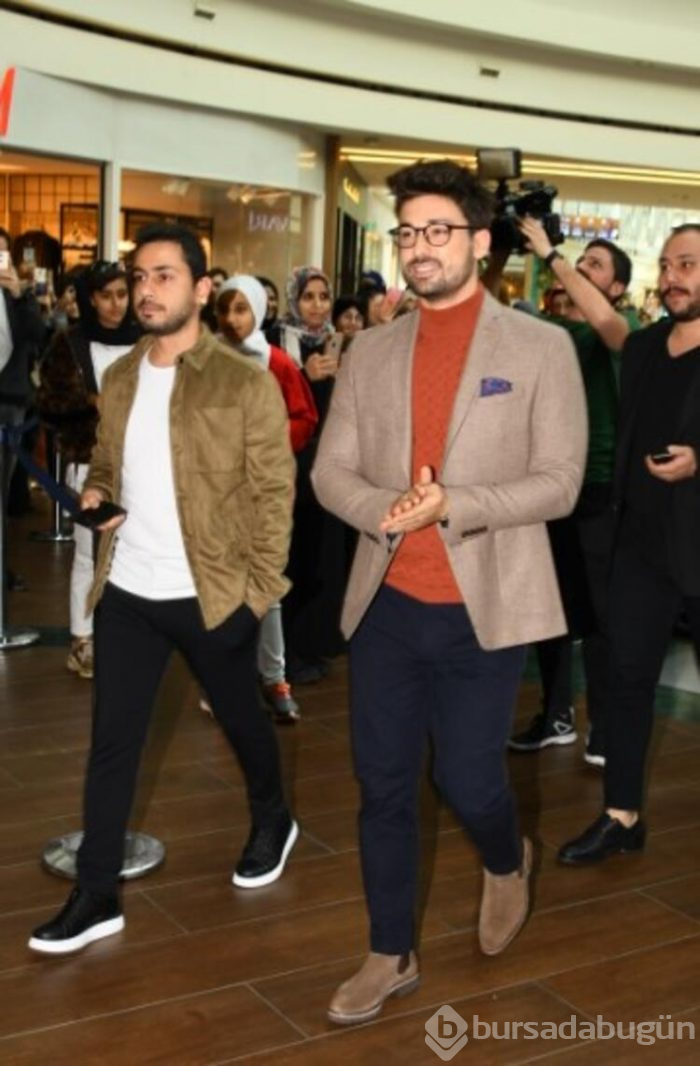 Alp Navruz, sevenleriyle bir araya geldi.
