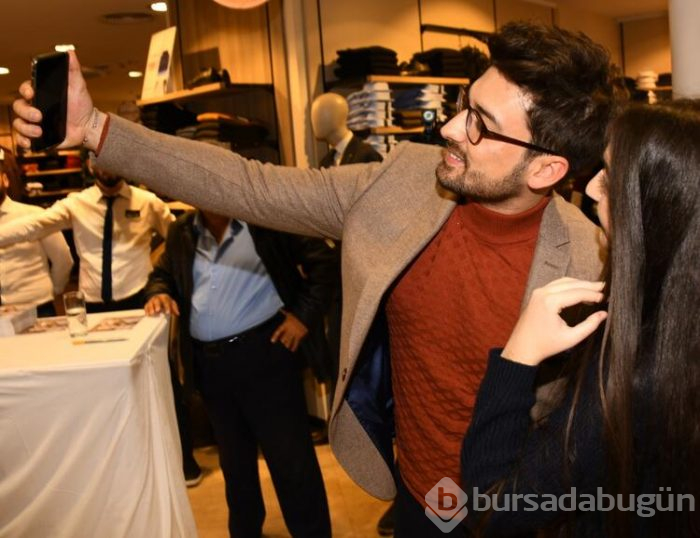Alp Navruz, sevenleriyle bir araya geldi.
