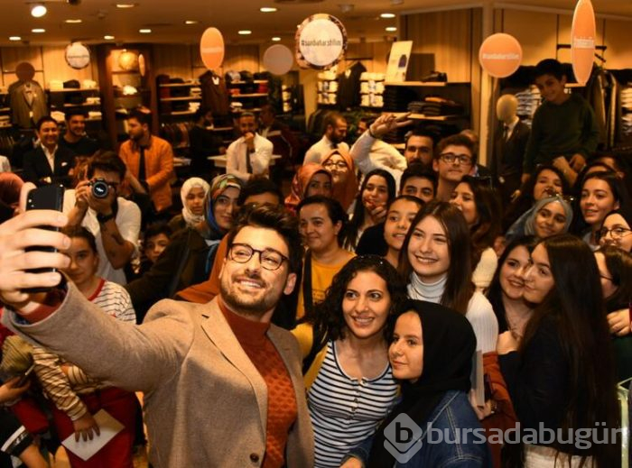 Alp Navruz, sevenleriyle bir araya geldi.

