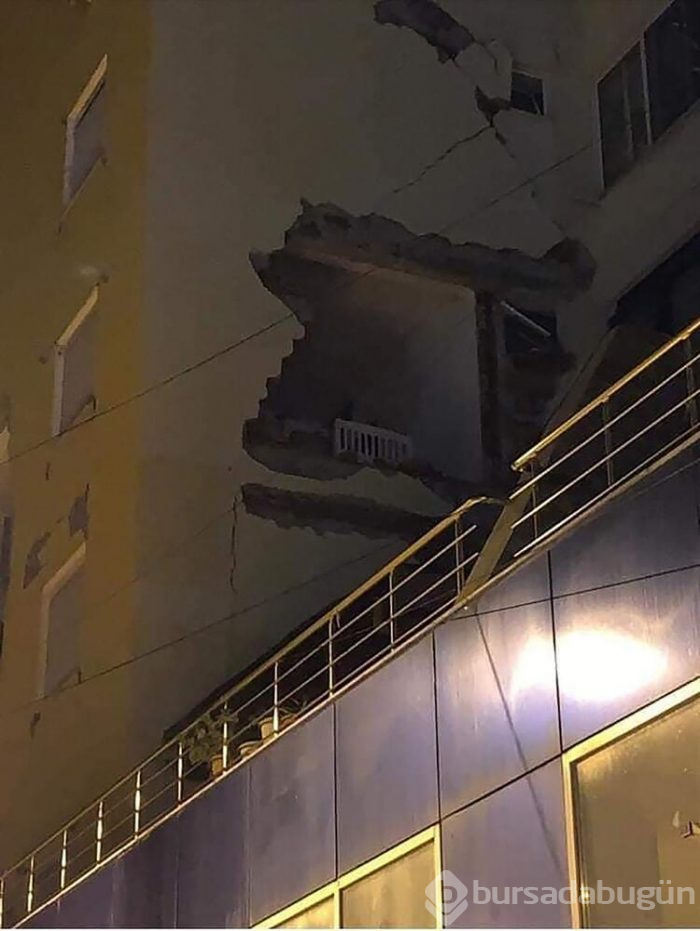 Türkler enkaz altından çıkarıldı