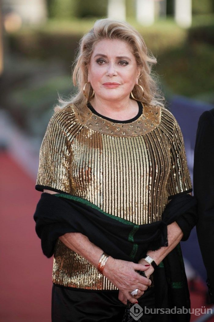 Felç geçiren Catherine Deneuve hala hastanede