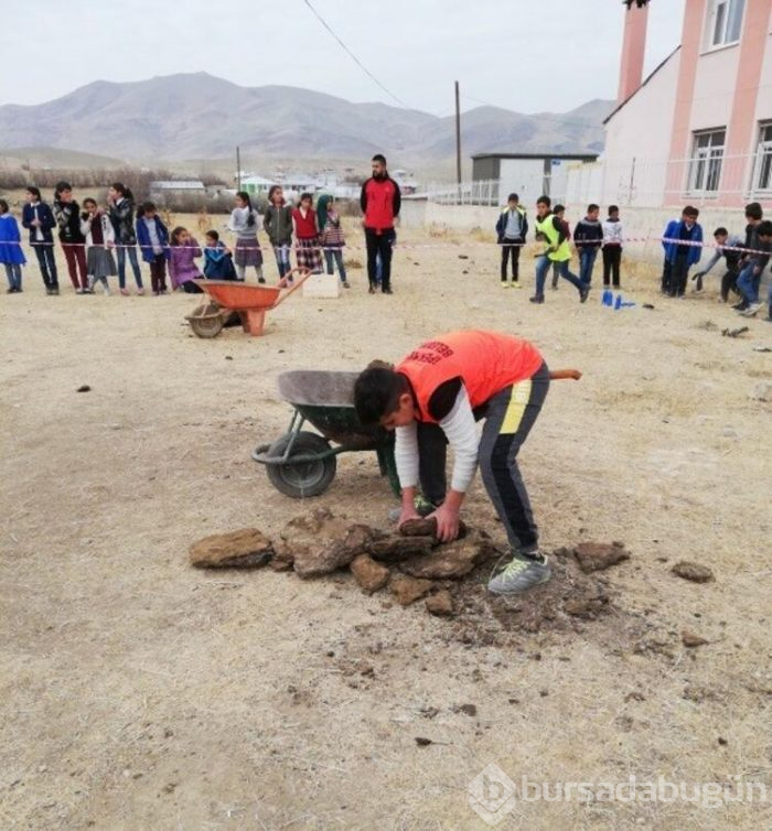 Van'da öğrenciler 'Köyde Survivor' yarışması yaptı!
