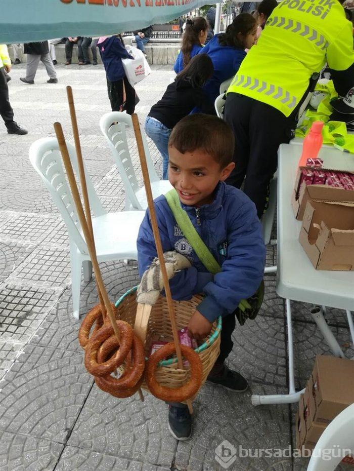 Polisler, simitçi çocuğa jest yaptı