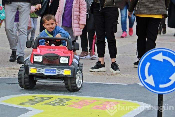 Polisler, simitçi çocuğa jest yaptı