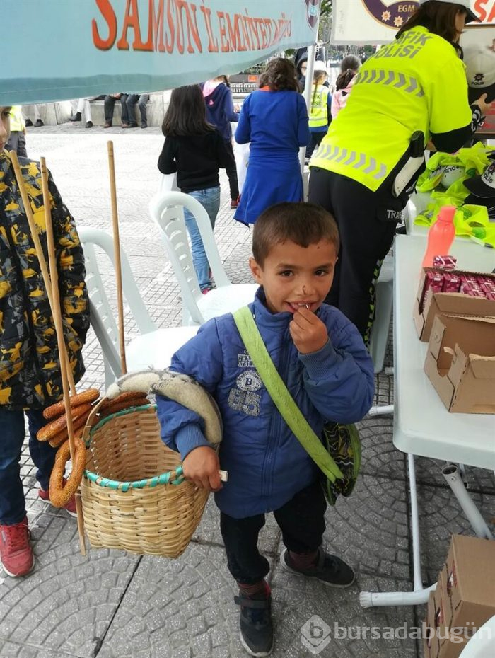 Polisler, simitçi çocuğa jest yaptı