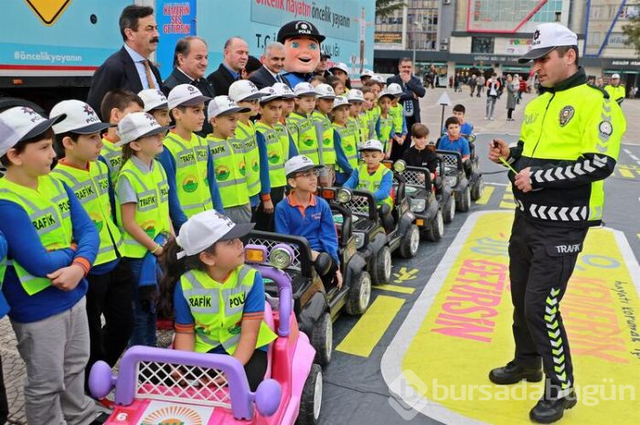 Polisler, simitçi çocuğa jest yaptı