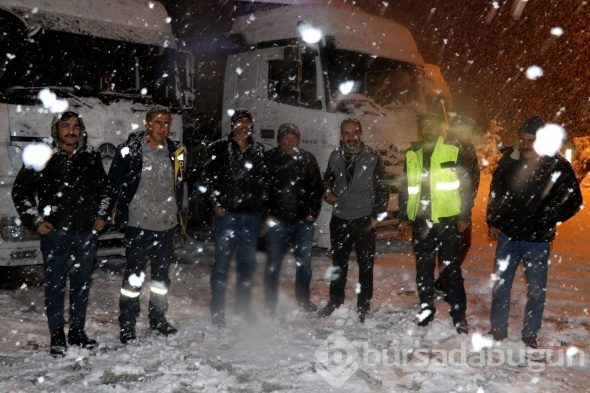 Erzincan'da kar, traktör sürücülerinin yüzünü güldürdü
