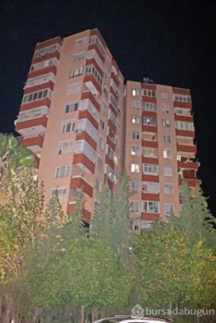 Genç kadını cips yiyerek izlediler