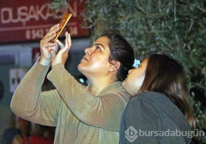 Genç kadını cips yiyerek izlediler