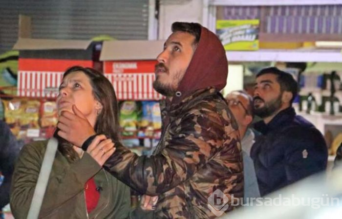 Genç kadını cips yiyerek izlediler