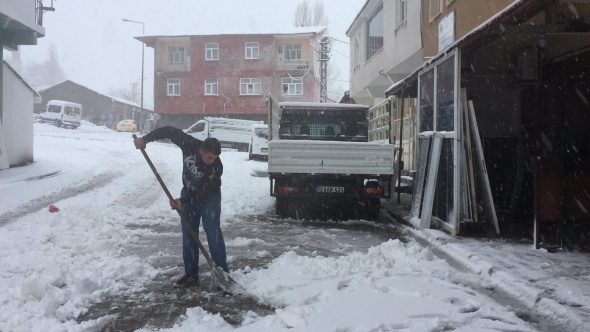 Bingöl'ün  ilçeleri güne karla uyandı