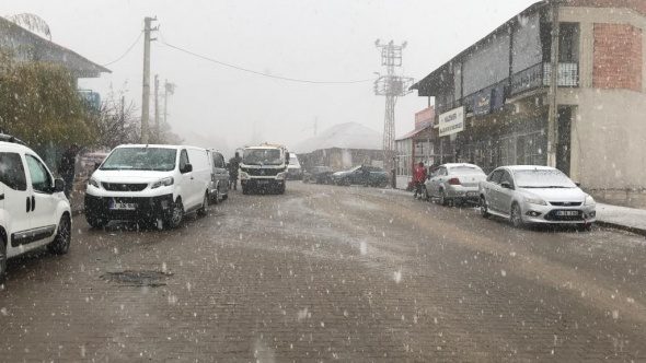 Bingöl'ün  ilçeleri güne karla uyandı