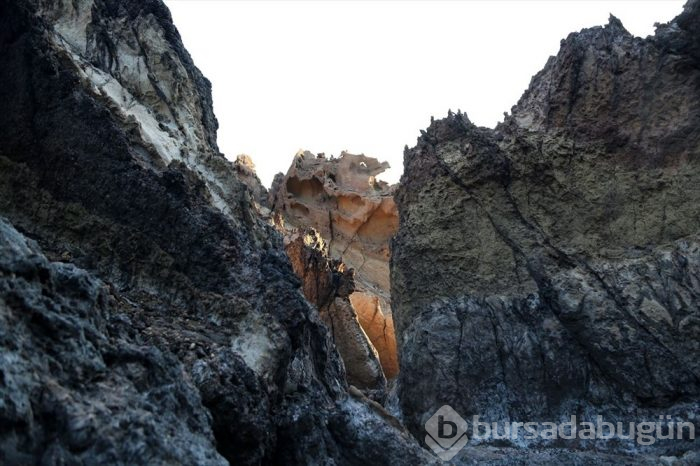 Hürmüz Adası'ndaki 'Cadılar Vadisi' ne ziyaretçi akını