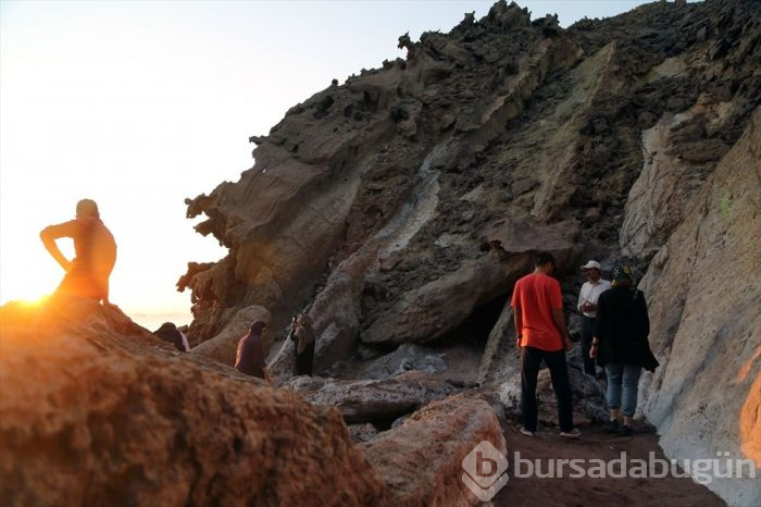 Hürmüz Adası'ndaki 'Cadılar Vadisi' ne ziyaretçi akını
