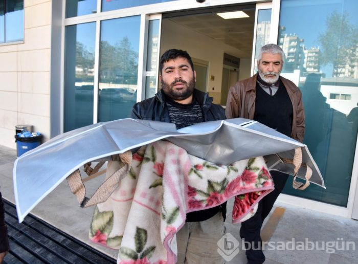 Minik kızının cenazesini battaniyeyle götürdü!