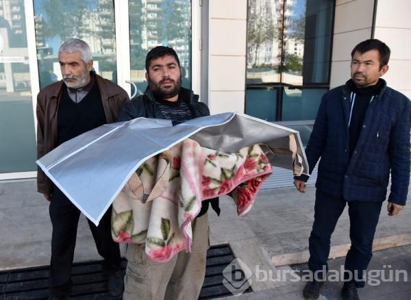 Minik kızının cenazesini battaniyeyle götürdü!
