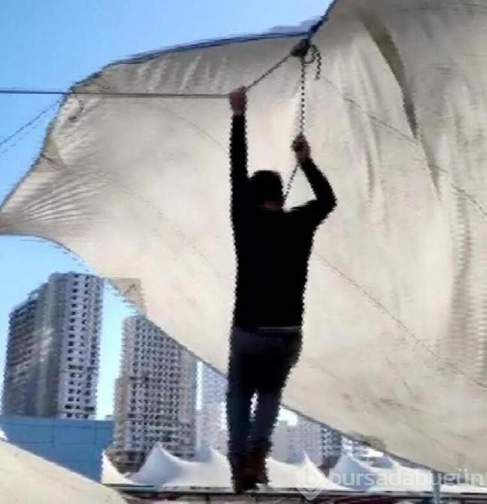 Pazar çadırını uçmasın diye tuttu kendisi uçtu!