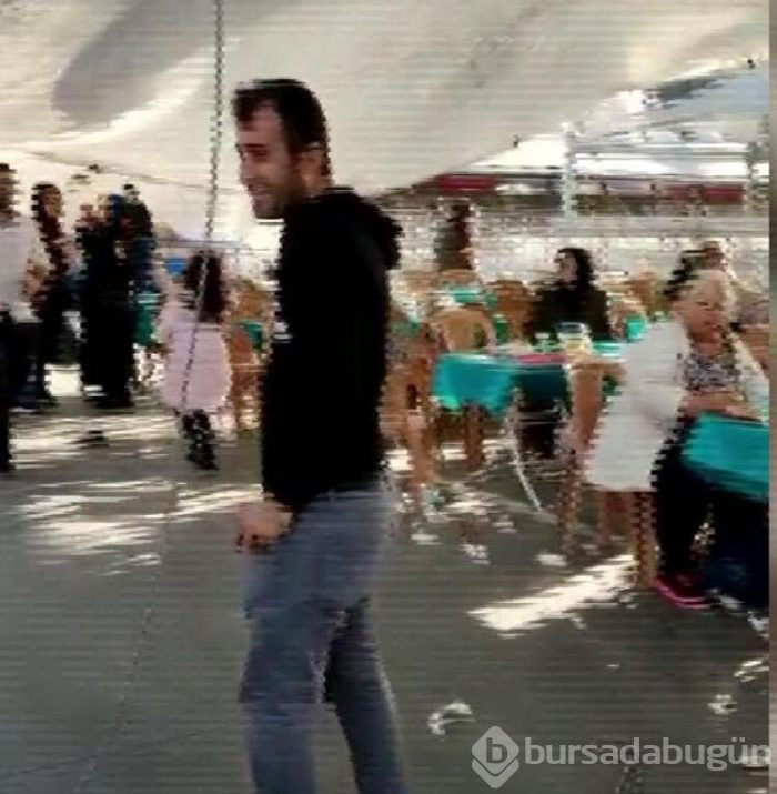 Pazar çadırını uçmasın diye tuttu kendisi uçtu!