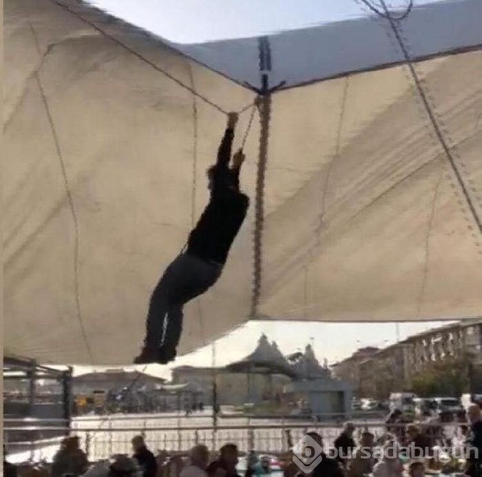 Pazar çadırını uçmasın diye tuttu kendisi uçtu!