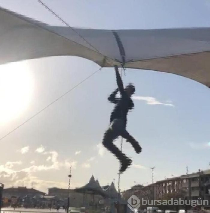Pazar çadırını uçmasın diye tuttu kendisi uçtu!