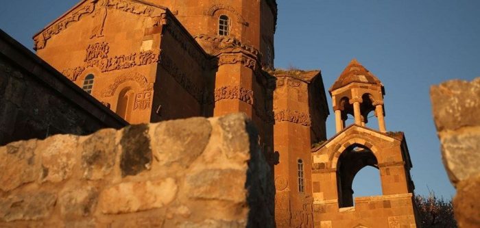 Londra'da Akdamar Kutsal Haç Kilisesi Fotoğraf Sergisi açıldı