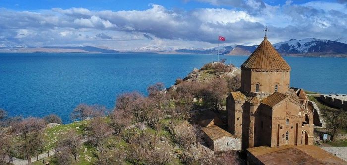 Londra'da Akdamar Kutsal Haç Kilisesi Fotoğraf Sergisi açıldı
