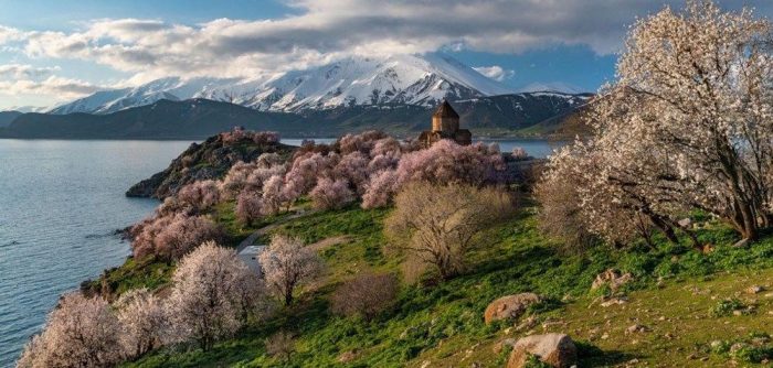 Londra'da Akdamar Kutsal Haç Kilisesi Fotoğraf Sergisi açıldı