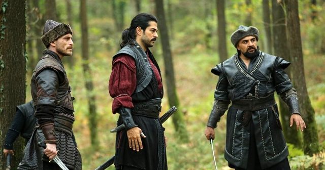 Burak Özçivit'in eşi Fahriye Evcen'le olan pozuna beğeni yağdı
