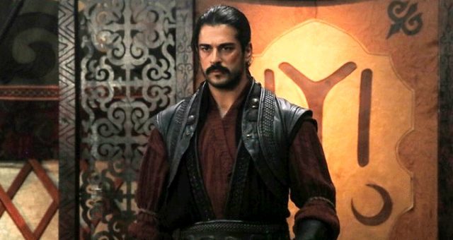 Burak Özçivit'in eşi Fahriye Evcen'le olan pozuna beğeni yağdı
