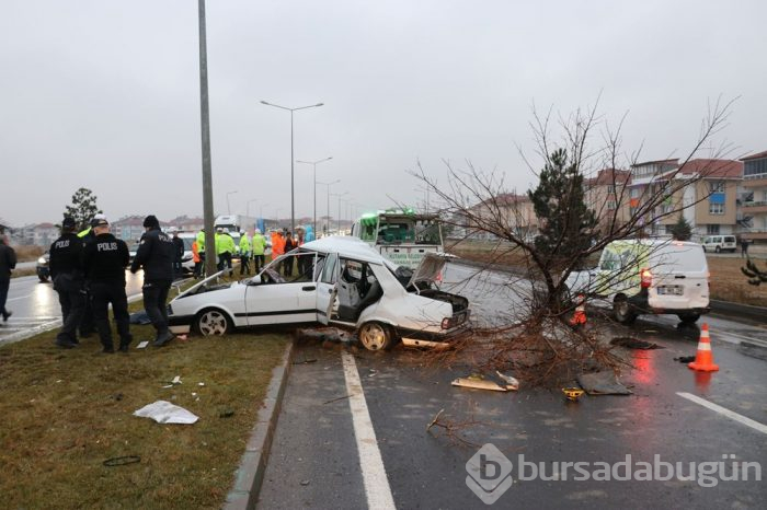 Ağaca çarpan otomobil hurdaya döndü!