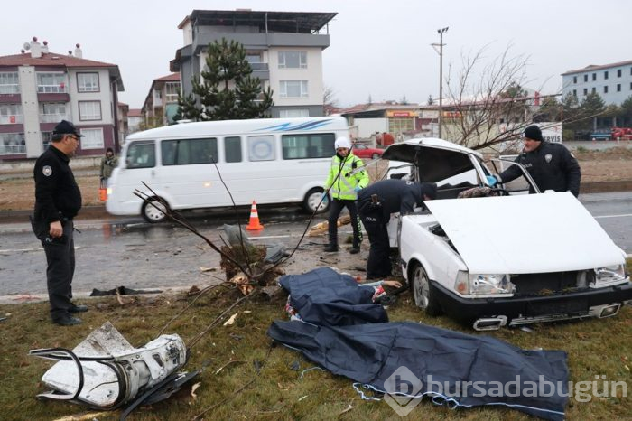 Ağaca çarpan otomobil hurdaya döndü!