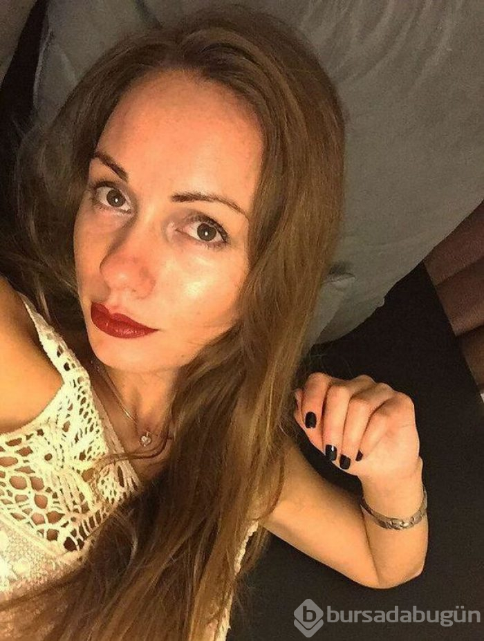 Çıplak bir şekilde camdan sarktı!