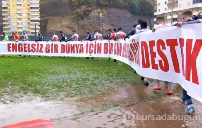 Yedek kulübelerini su bastı, futbolcular tribüne çıktı