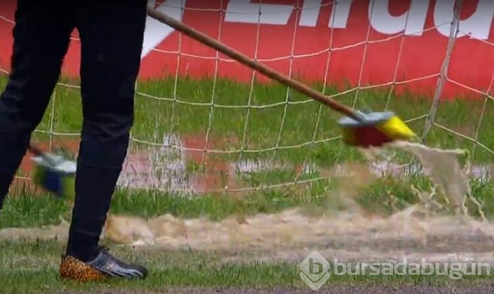 Yedek kulübelerini su bastı, futbolcular tribüne çıktı