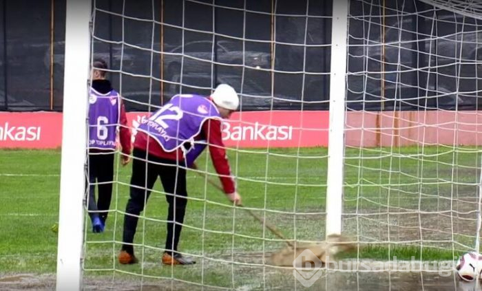 Yedek kulübelerini su bastı, futbolcular tribüne çıktı