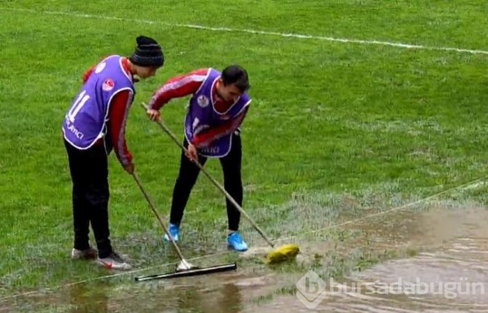 Yedek kulübelerini su bastı, futbolcular tribüne çıktı