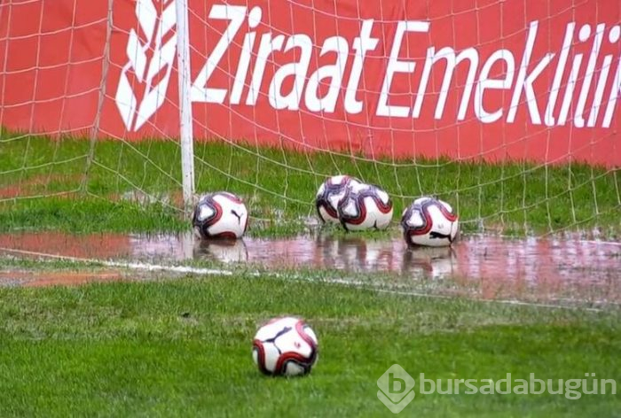 Yedek kulübelerini su bastı, futbolcular tribüne çıktı