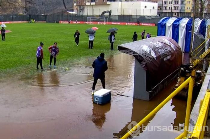 Yedek kulübelerini su bastı, futbolcular tribüne çıktı