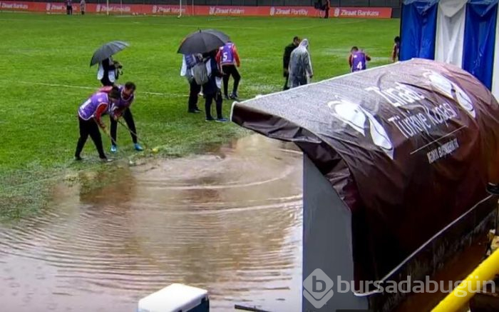 Yedek kulübelerini su bastı, futbolcular tribüne çıktı