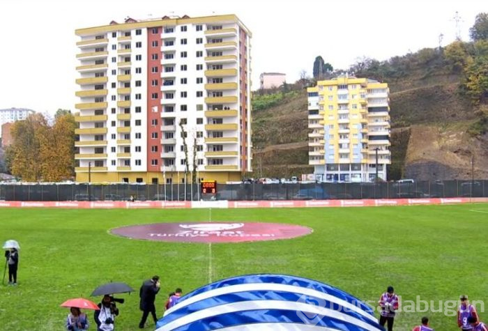Yedek kulübelerini su bastı, futbolcular tribüne çıktı