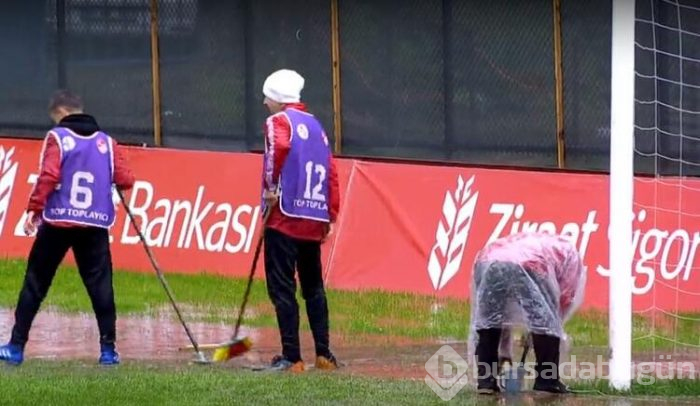Yedek kulübelerini su bastı, futbolcular tribüne çıktı