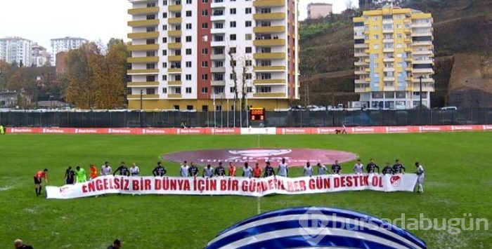 Yedek kulübelerini su bastı, futbolcular tribüne çıktı