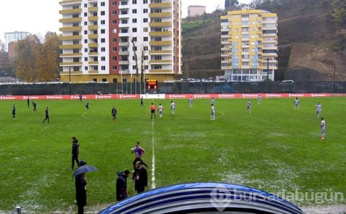 Yedek kulübelerini su bastı, futbolcular tribüne çıktı