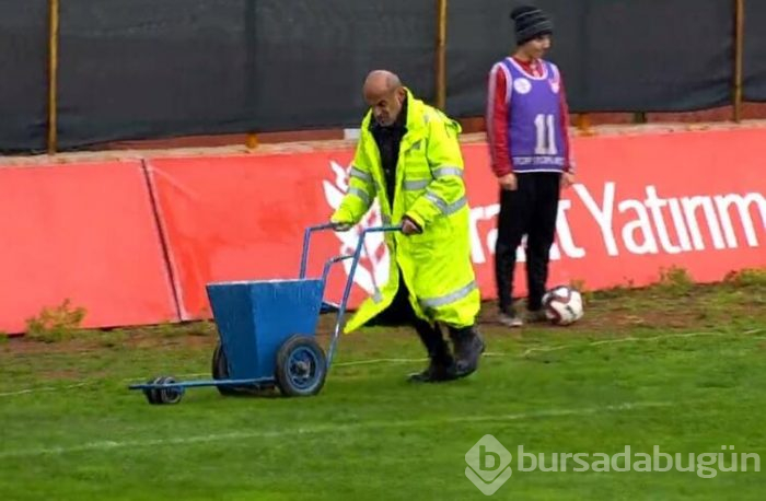 Yedek kulübelerini su bastı, futbolcular tribüne çıktı