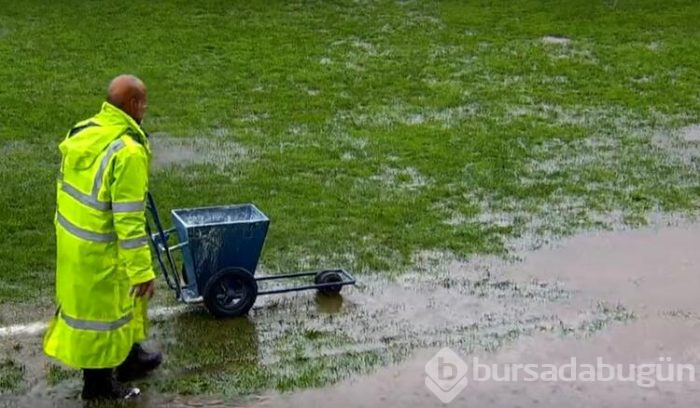 Yedek kulübelerini su bastı, futbolcular tribüne çıktı