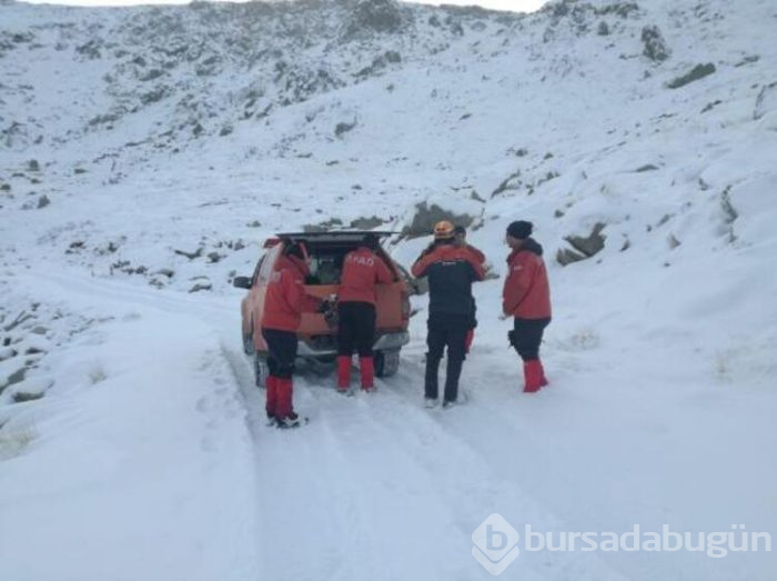 Bursa'da zirve yolunda arama yaparken irtibatı kesilen AKUT ekibine ulaşıldı